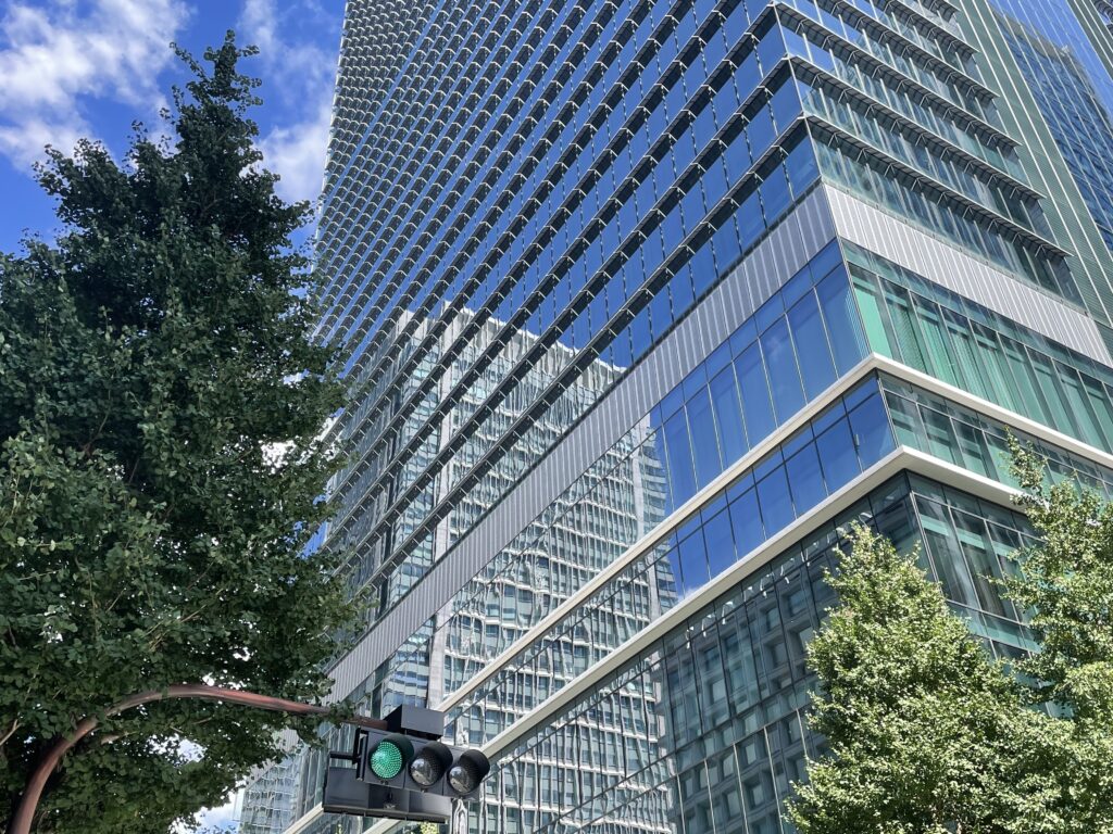 東京のビルと窓ガラス