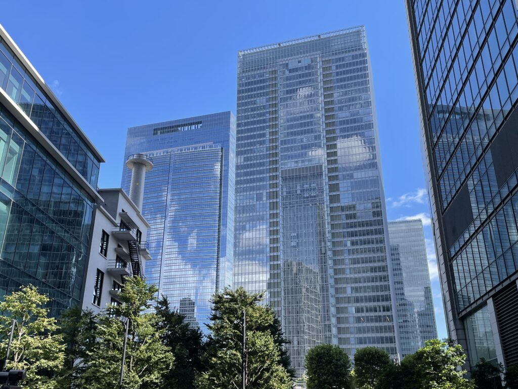 東京のビルと青空を写す窓ガラス