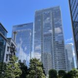 東京のビルと青空を写す窓ガラス