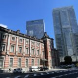 東京駅の丸の内駅舎と八重洲の新しいビル群