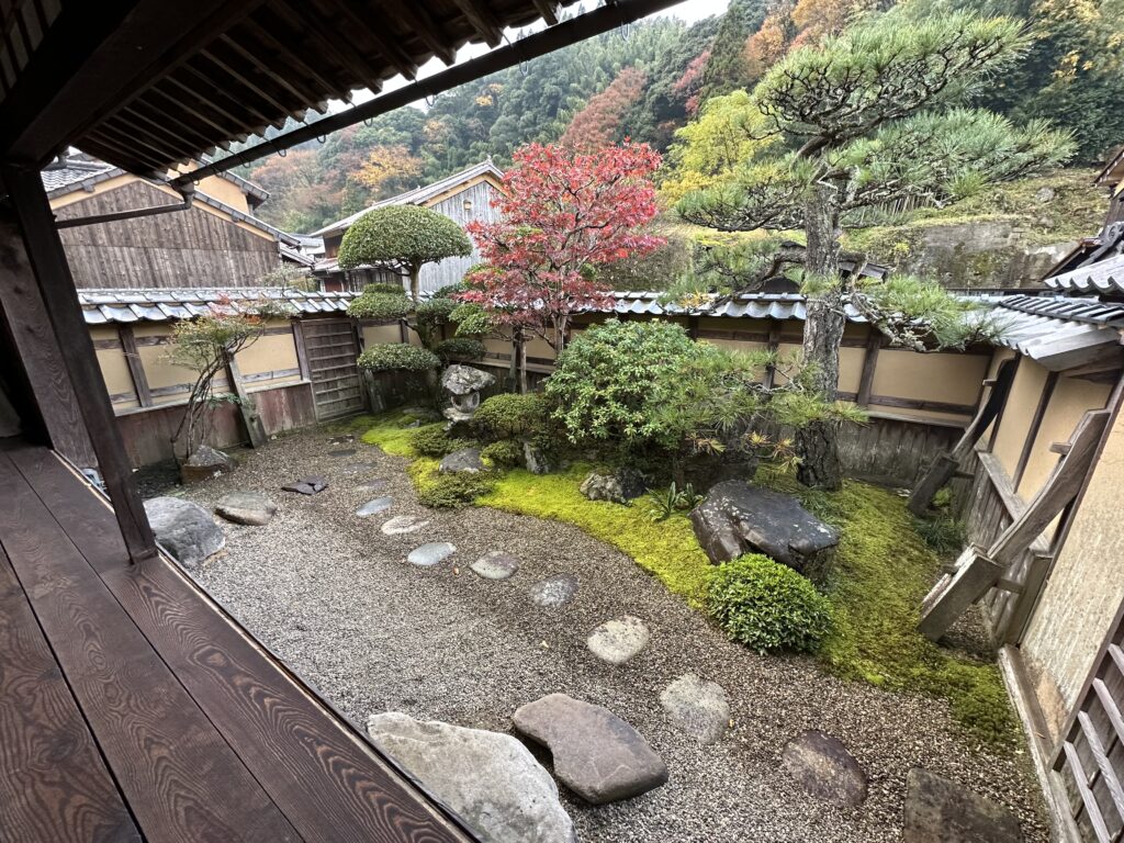 武家屋敷・川島家から見た秋の庭園