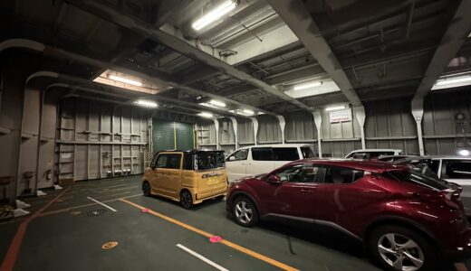 フェリーの車両甲板