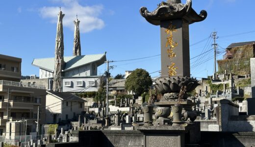 日本の墓地とキリスト教会の重なる風景