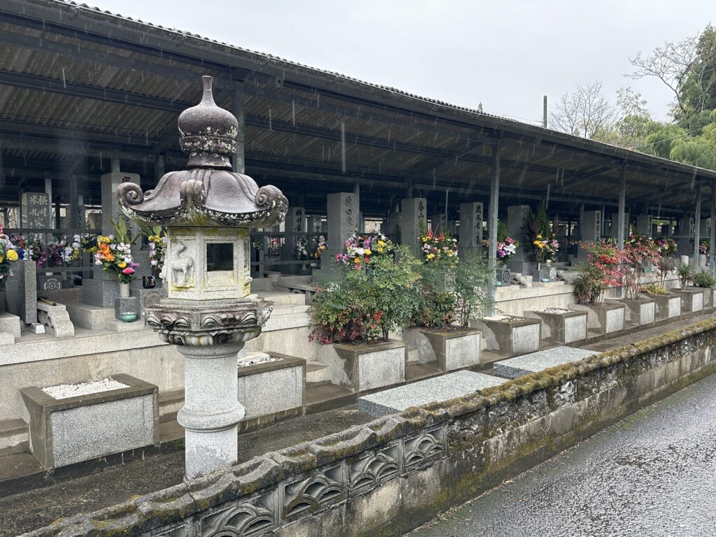 屋根の付いた宮崎の墓地
