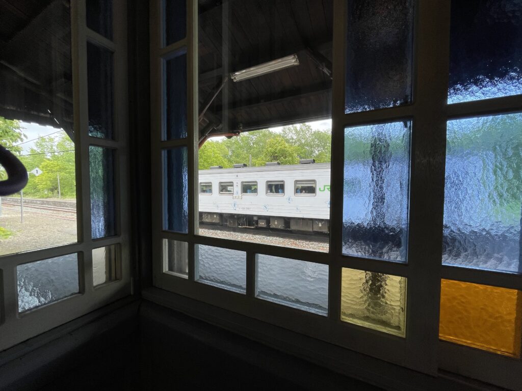 オーチャードグラスの店内から見る釧網本線の列車