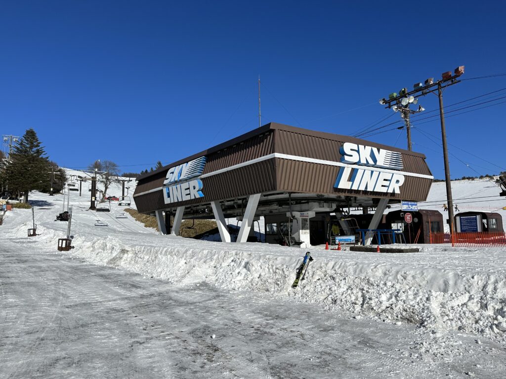 スキー場のリフト乗り場