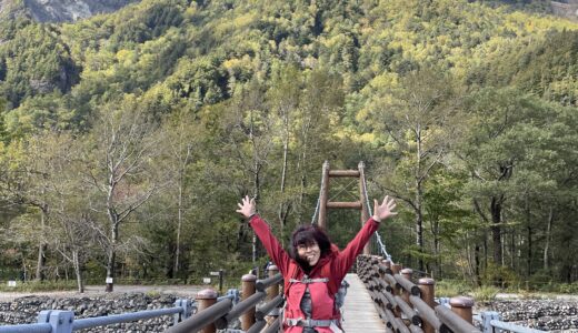明神岳を望む明神橋の上でジャンプ