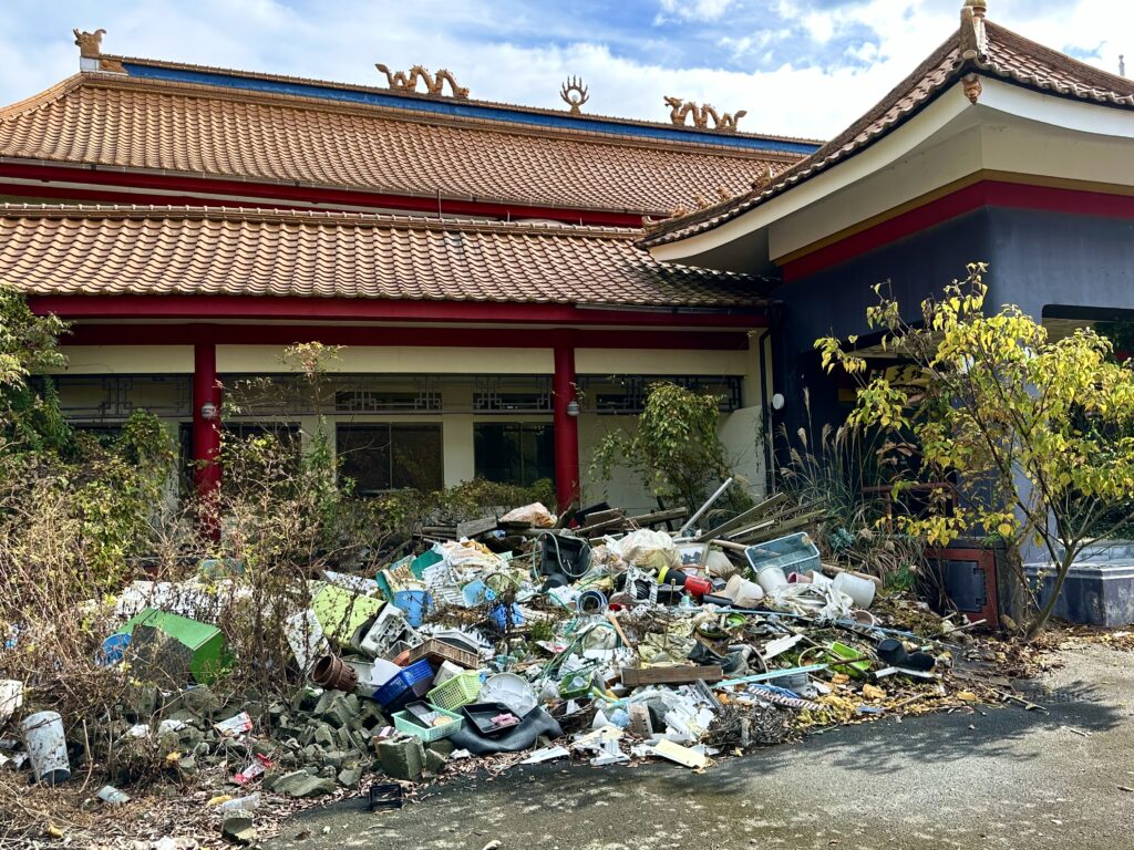 中華料理屋の廃墟に捨てられた粗大ごみ