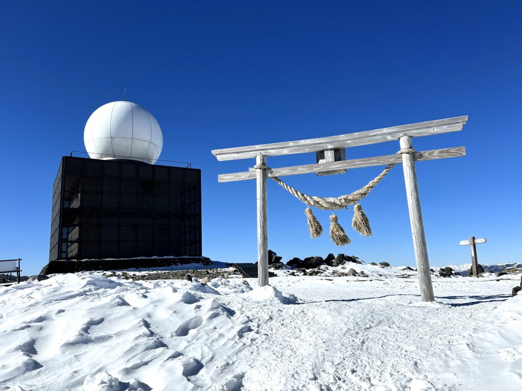 車山神社の鳥居と気象レーダー