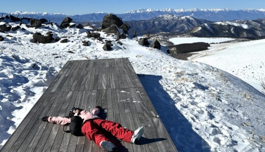 冬の山頂で昼寝をする女性