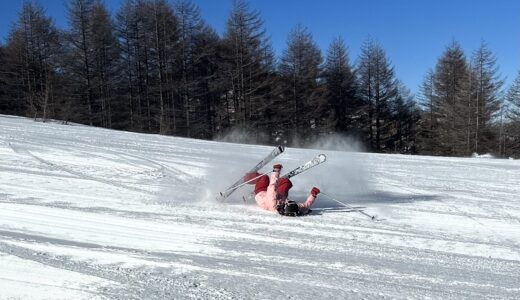 スキーで転倒するシーン