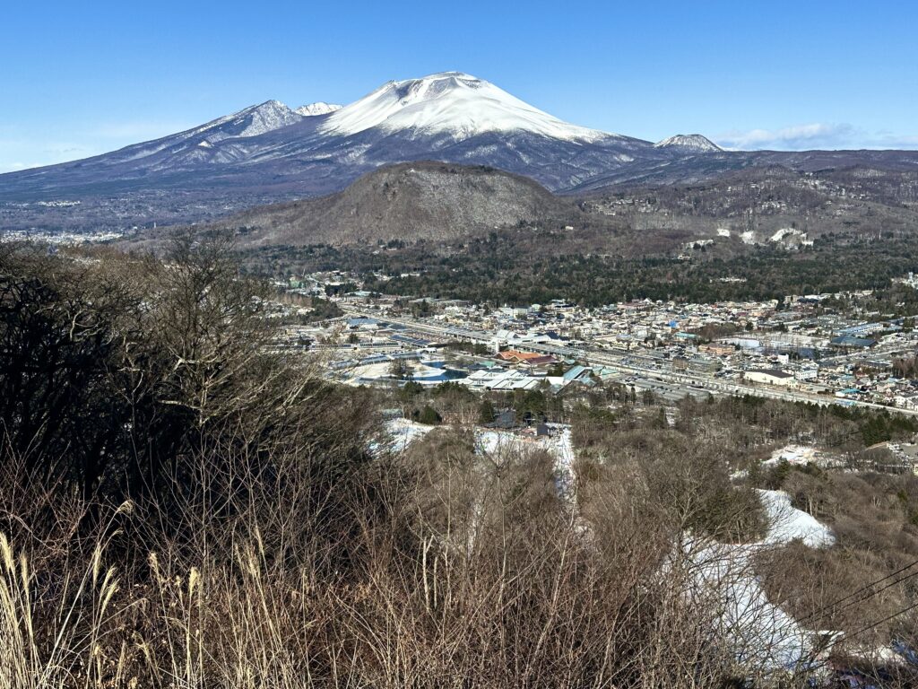 冬の浅間山と軽井沢の街