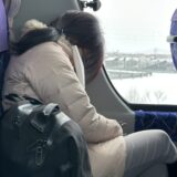 車内で居眠りをする女性