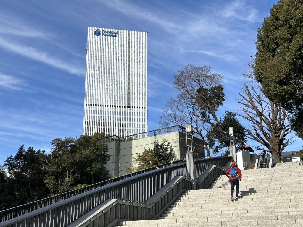 日枝神社の参道とプレデンシャルタワー