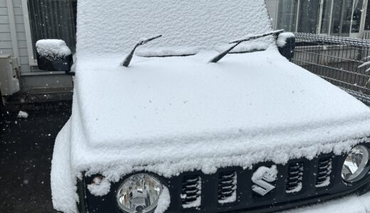 雪のためワイパーを上げるスズキのジムニー