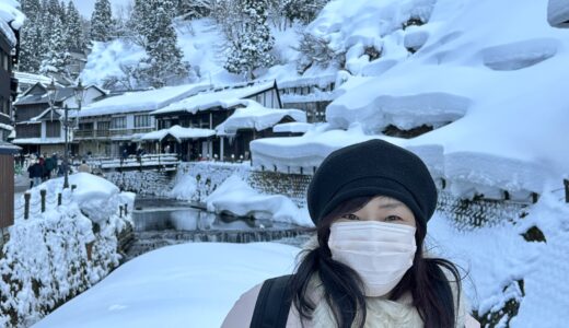 大雪の温泉街と女性観光客
