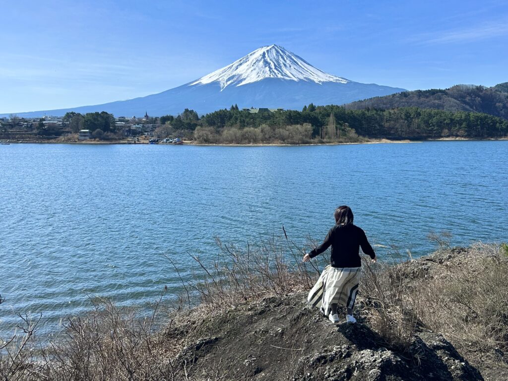 富士山・河口湖の湖畔に立つ女性（留守ヶ岩）