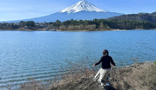 富士山・河口湖の湖畔に立つ女性（留守ヶ岩）