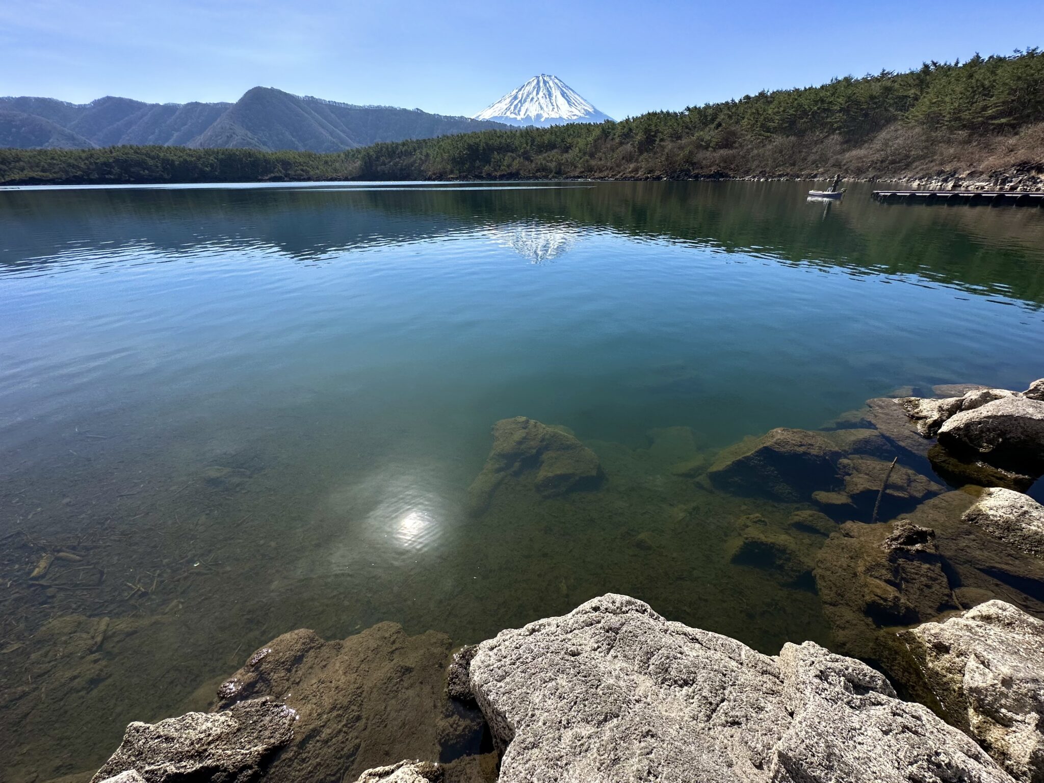 富士五湖の西湖と富士山の写真 | フリー写真テイクアウト