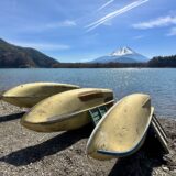 富士山と西湖とボートのある風景