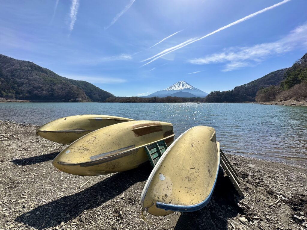 富士山と西湖とボートのある風景