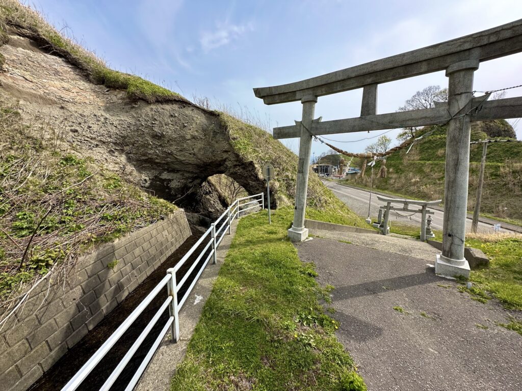 三ツ谷八幡神社脇の洞窟を流れる川
