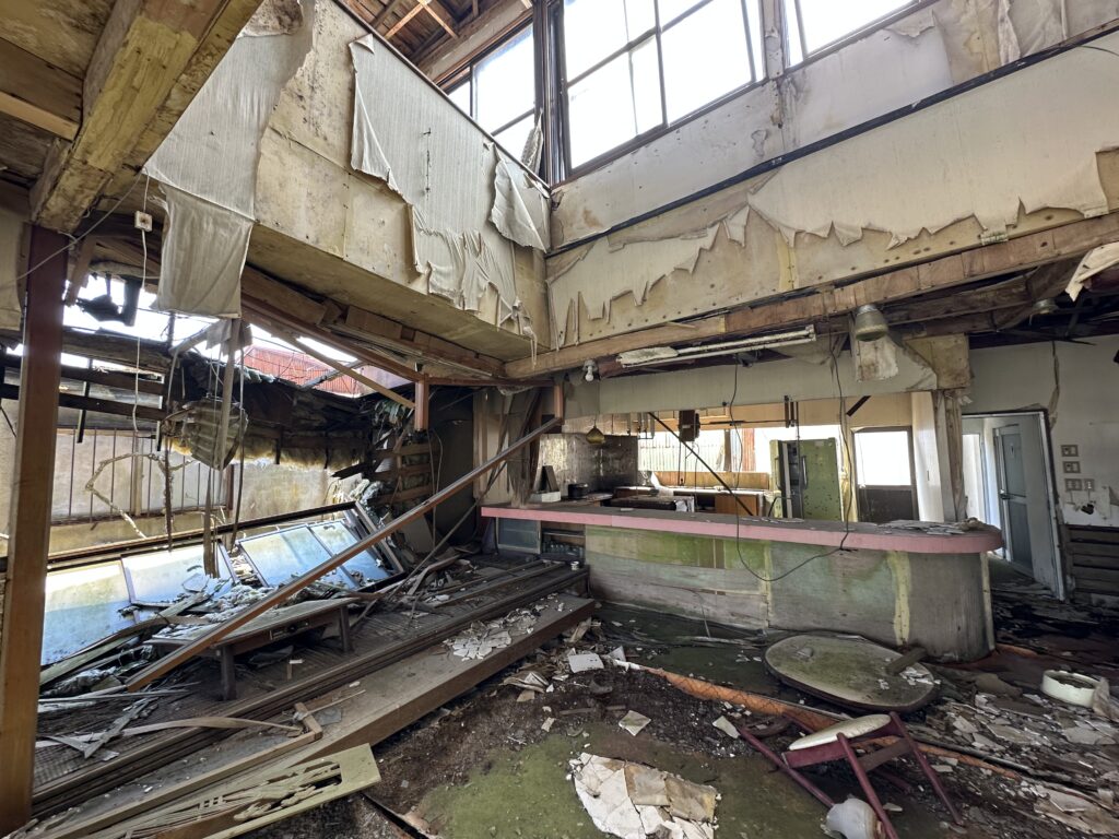 カウンターと吹き抜けの有る店舗の廃墟