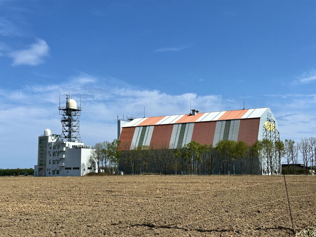 大樹航空宇宙実験場のJAXA格納庫と大気球指令管制棟