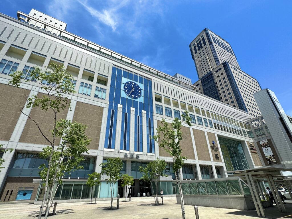 札幌駅とJR札幌タワー