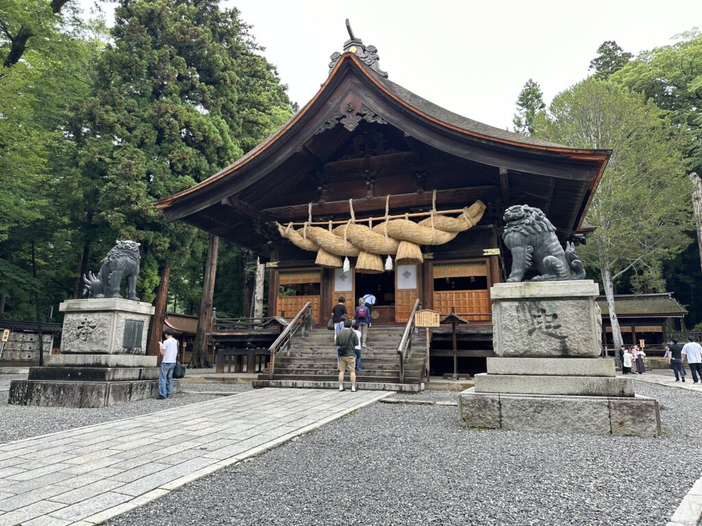 諏訪大社下社秋宮の神楽殿と狛犬