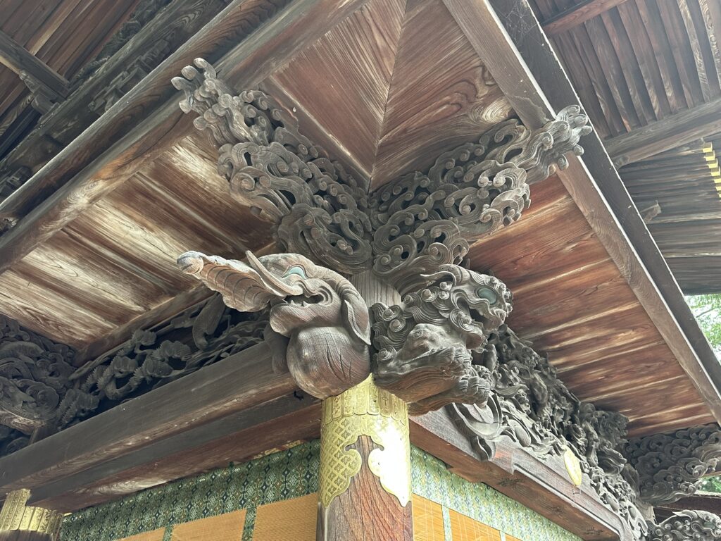 諏訪大社下社秋宮の幣拝殿の彫刻