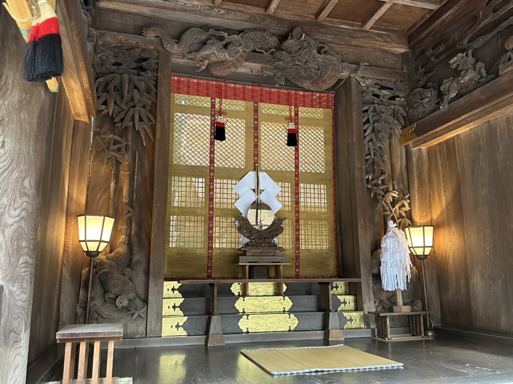 諏訪大社下社春宮の幣拝殿の内部と彫刻