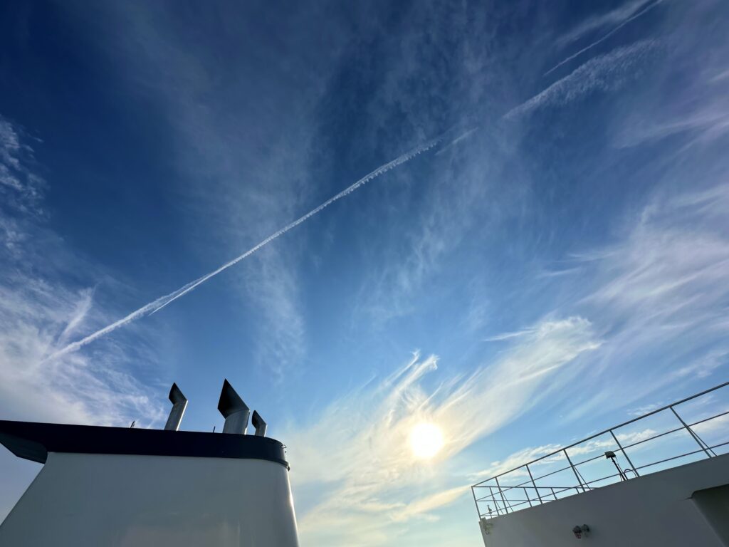 飛行機雲のある青空の風景（津軽海峡にて）