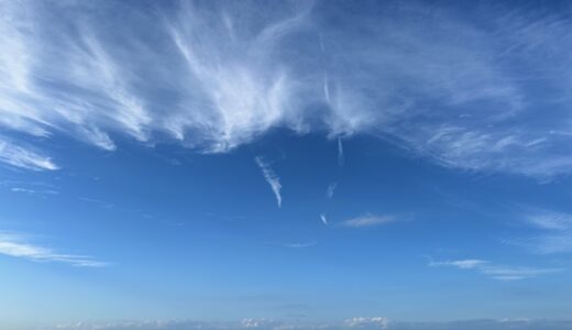 飛行機雲のある青空の風景（津軽海峡にて）