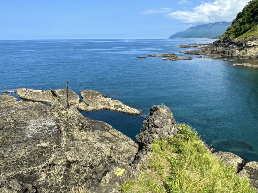弁天島の祠から見た日本海と積丹半島