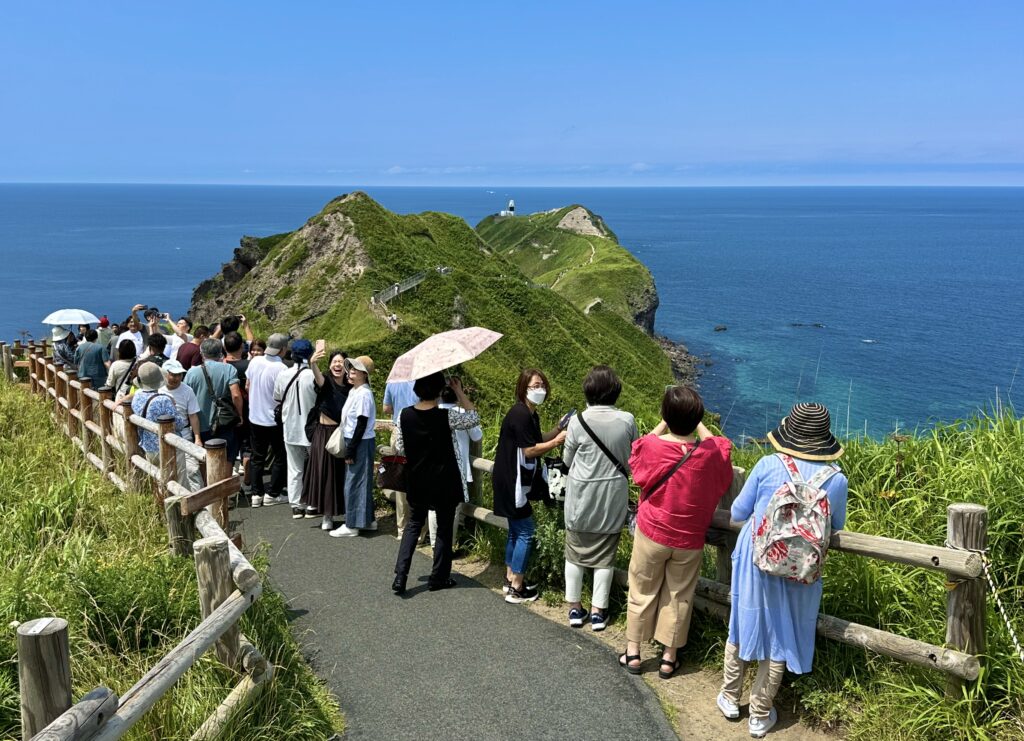 沢山の観光客と神威岬