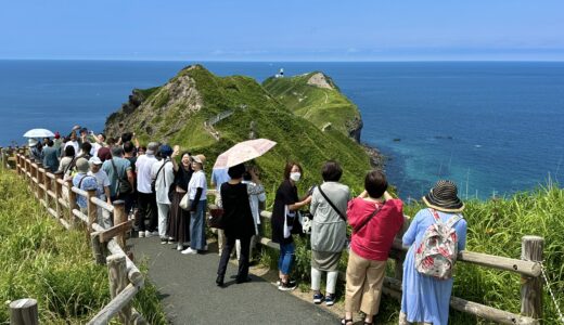 沢山の観光客と神威岬