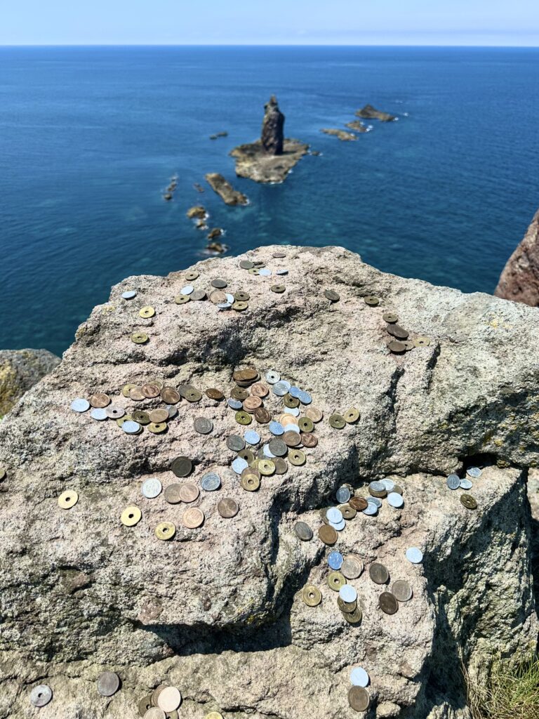 神威岬遊歩道終点の投げ銭と神威岩