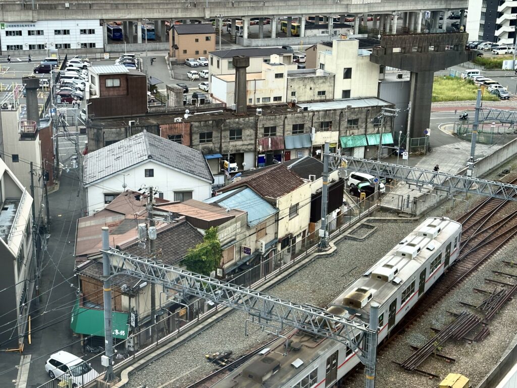 姫路モノレールの廃線跡の橋脚がある住宅密集地