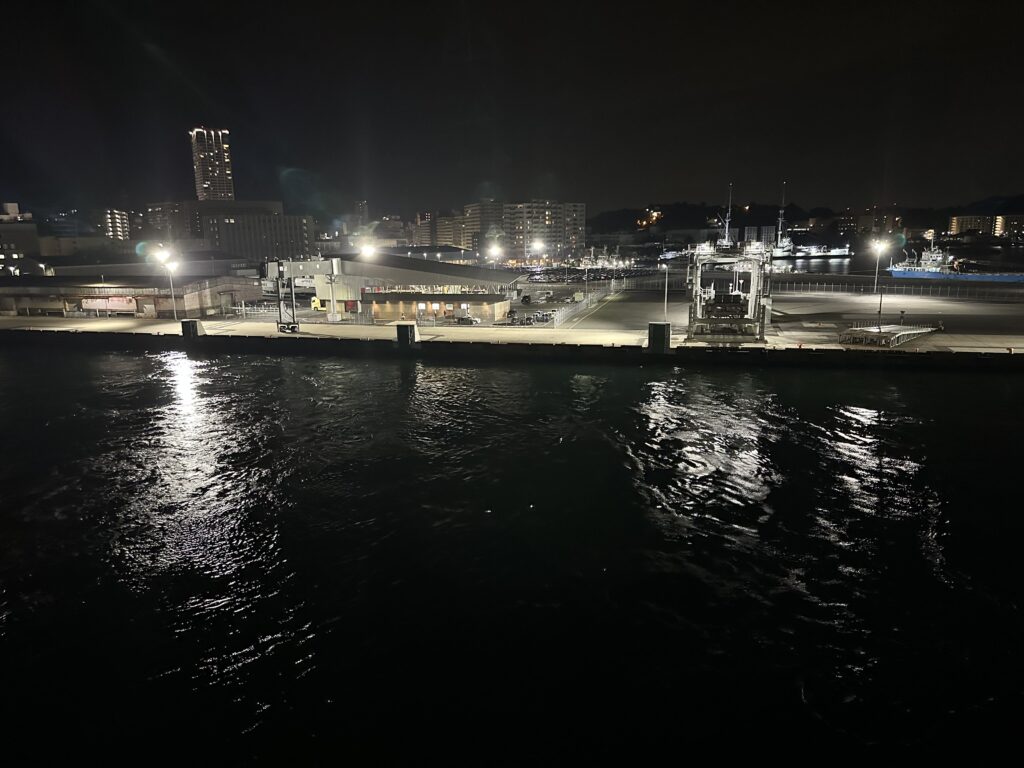 深夜の横須賀フェリーターミナル（海上から）