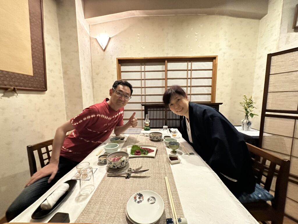 日本旅館の夕食でくつろぐ熟年夫婦