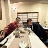 日本旅館の夕食でくつろぐ熟年夫婦