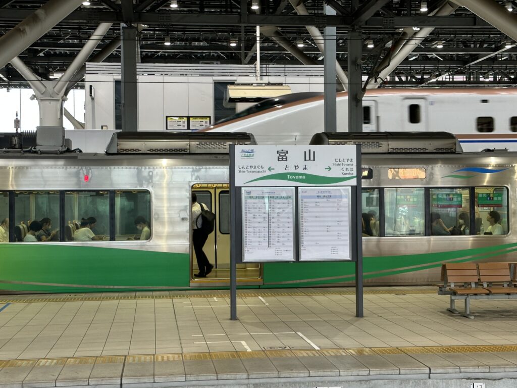 富山駅の駅名板