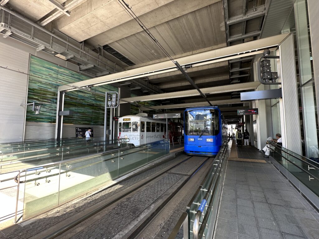 富山駅に乗り入れる路面電車