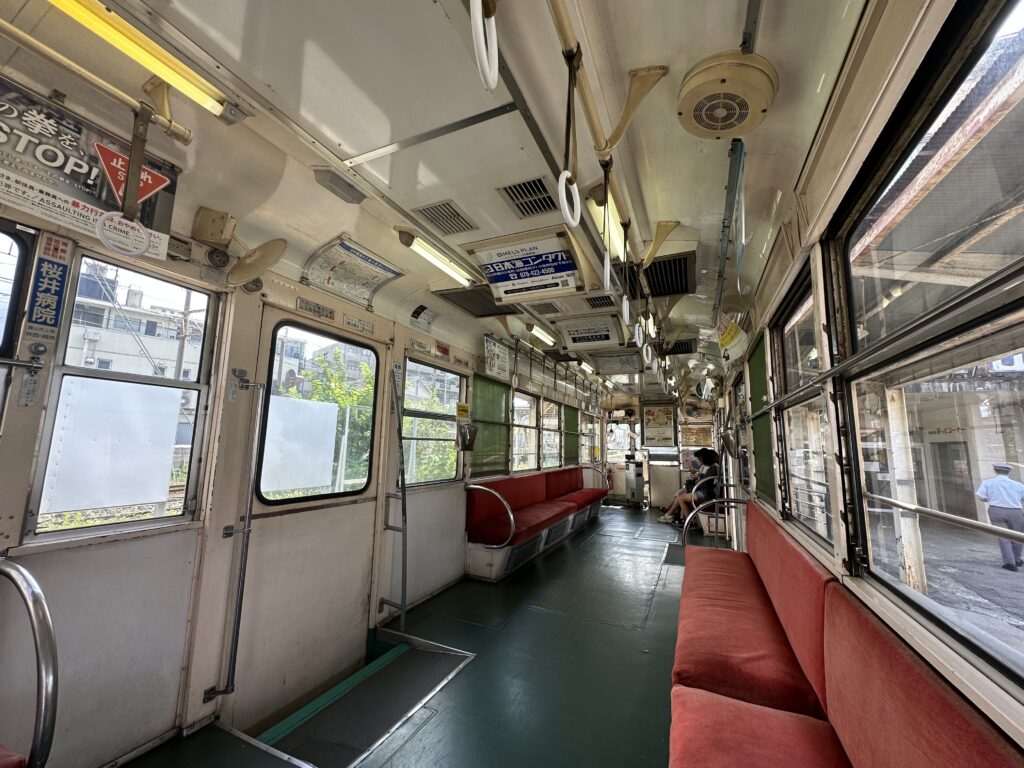 富山地方鉄道の路面電車7000形の車内の写真