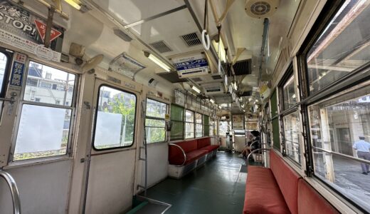 富山地方鉄道の路面電車7000形の車内の写真