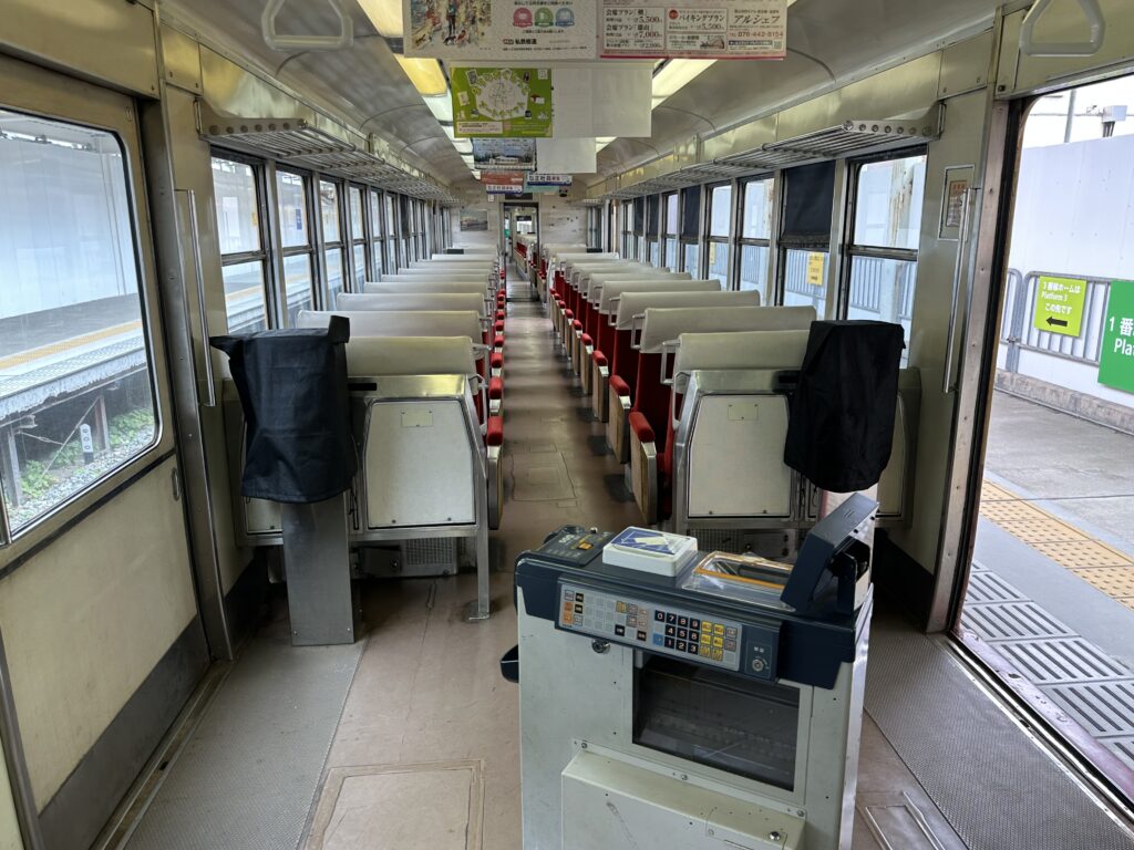 富山地方鉄道10030形電車の車内