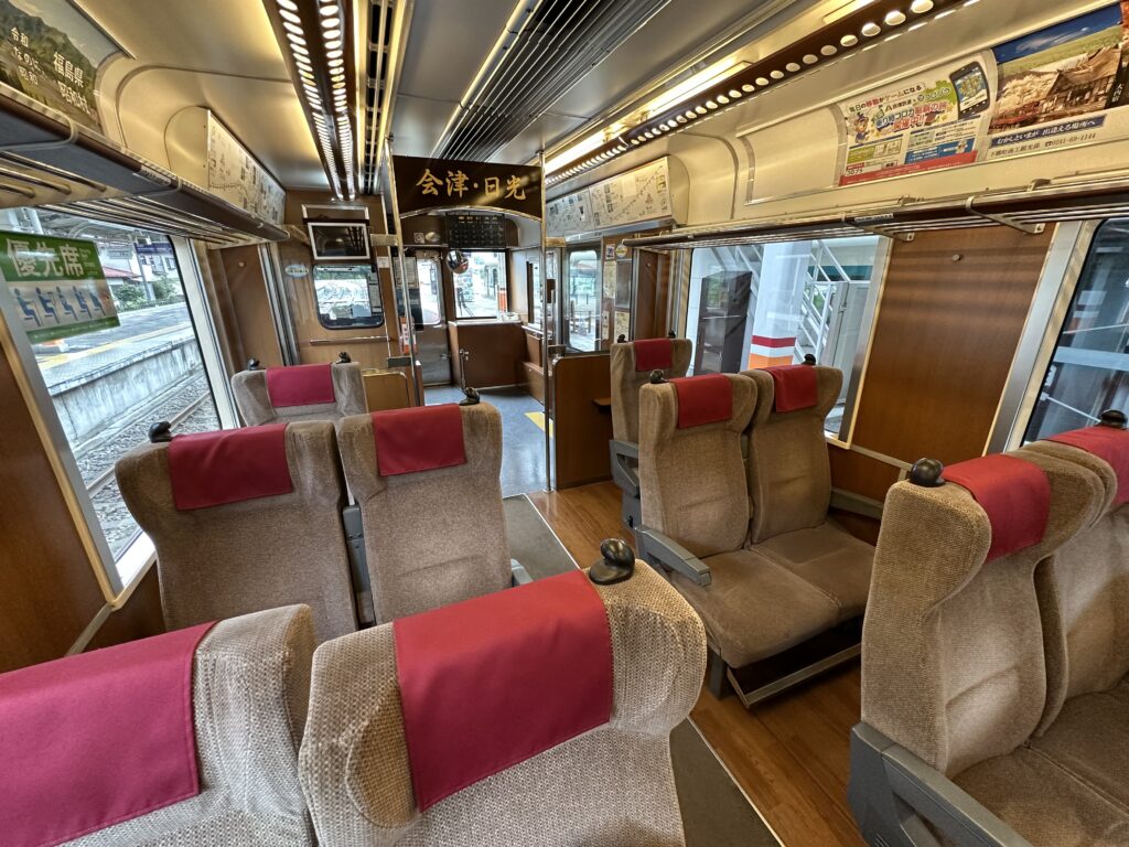 会津鉄道AT-700形気動車の車内