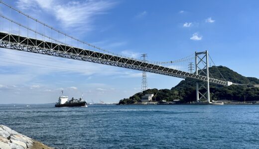 関門橋と関門海峡を渡る船舶の写真