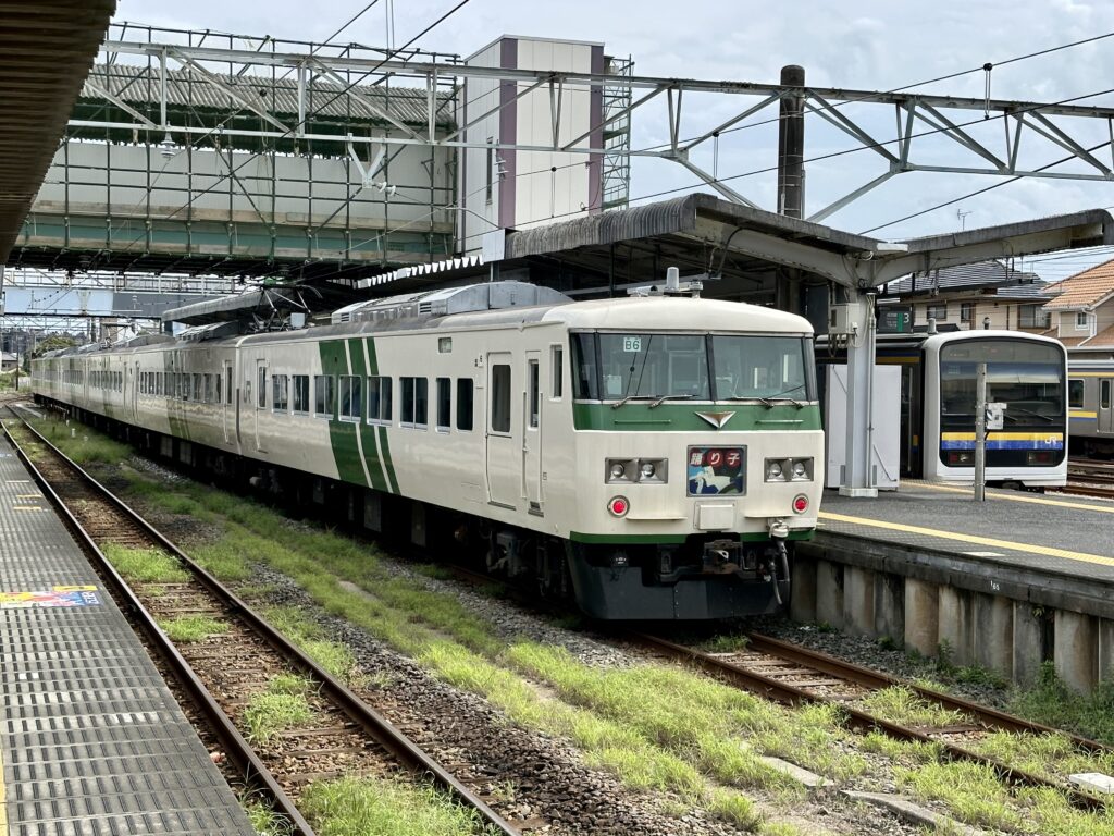 銚子駅に停車中の185系電車と209系との並び
